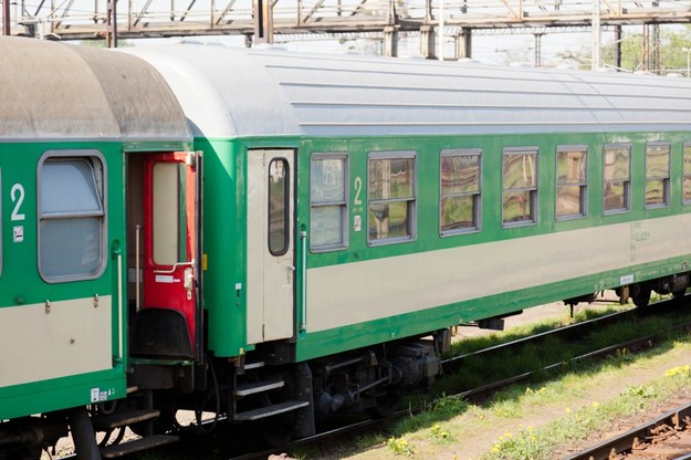 Pociąg uszkodził sieć trakcyjną. Problemy pasażerów