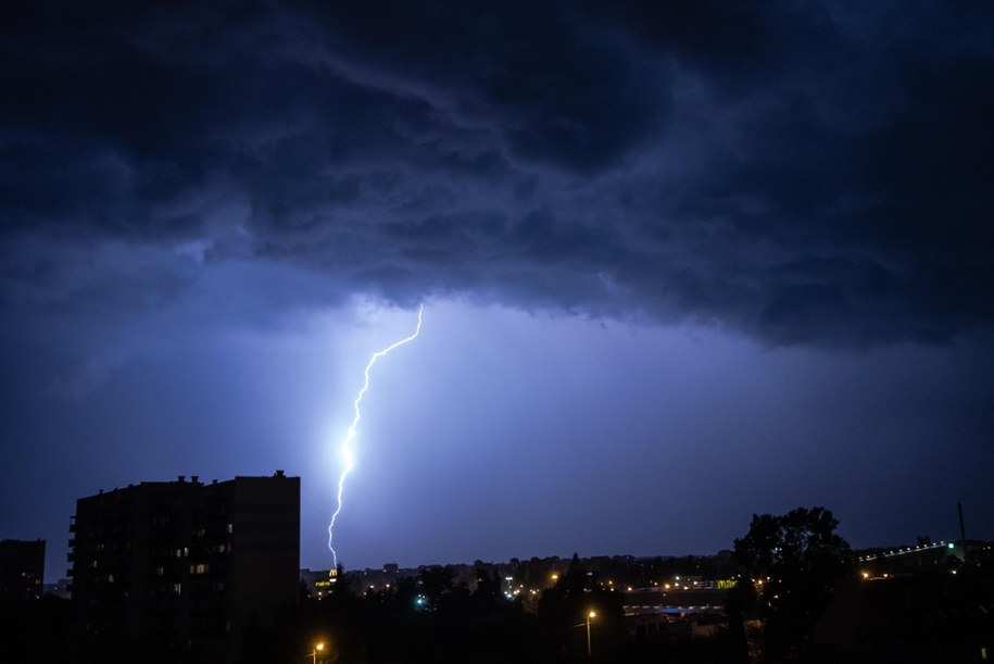 Noc z intensywnym deszczem i burzami. Są ostrzeżenia trzeciego stopnia