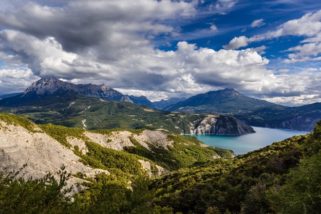 Brak śniegu we francuskich Alpach. Kolejne ośrodki narciarskie zamykane