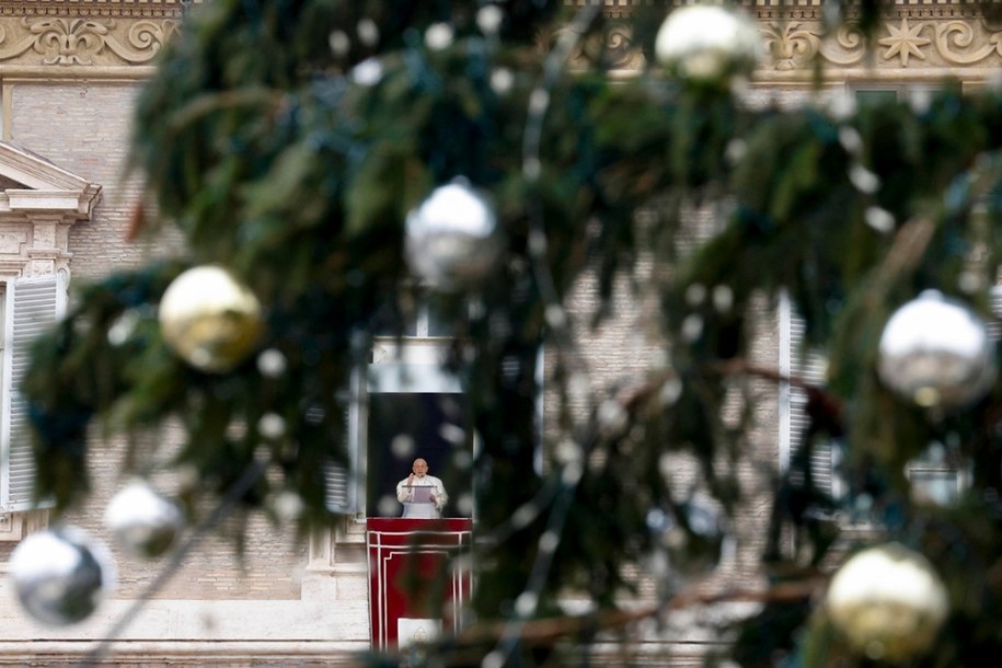 Potężna choinka z Trydentu już na placu św. Piotra. A wcześniej protesty