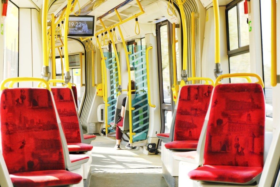 Uszkodzona szyna na wiadukcie. Utrudnienia w kursowaniu tramwajów w Warszawie