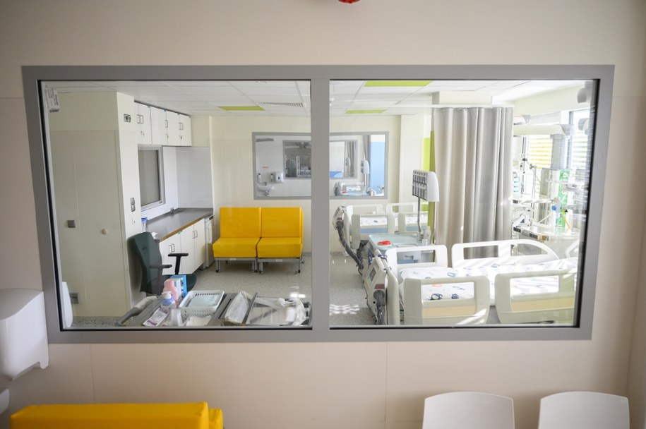 "Rozdarte serce, czekanie nie do wytrzymania". Rodzice opisują szpitalne dramaty