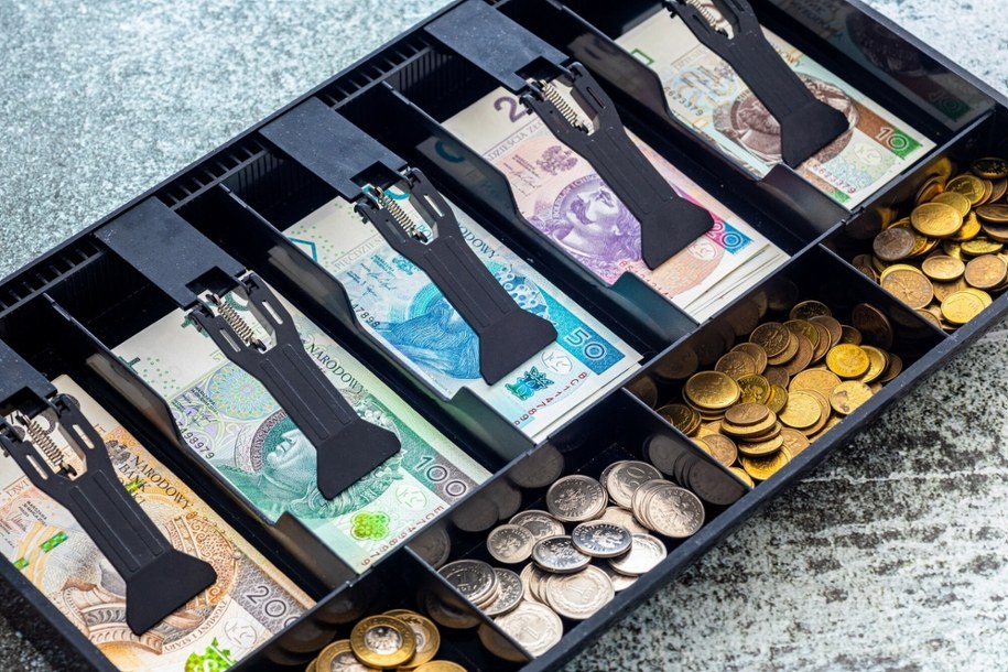 Napad na market w Dąbroszynie. Sprawca poszukiwany