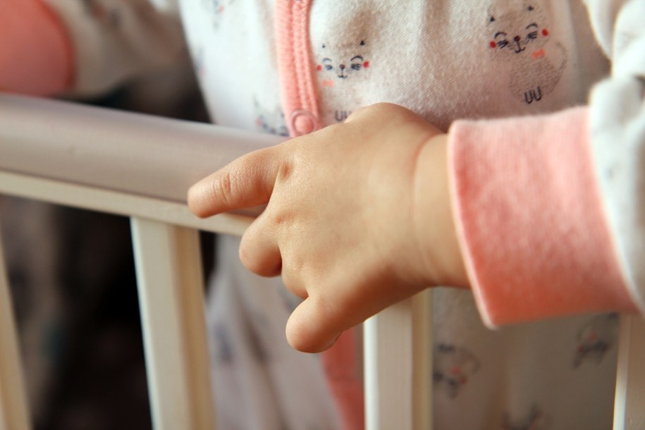 Zaniedbane dzieci, spleśniałe jedzenie i poszukiwany ojciec. Szokujące odkrycie policji