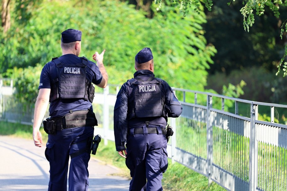 Próbował zabić własną żonę, a potem uciekł. Trwa obława