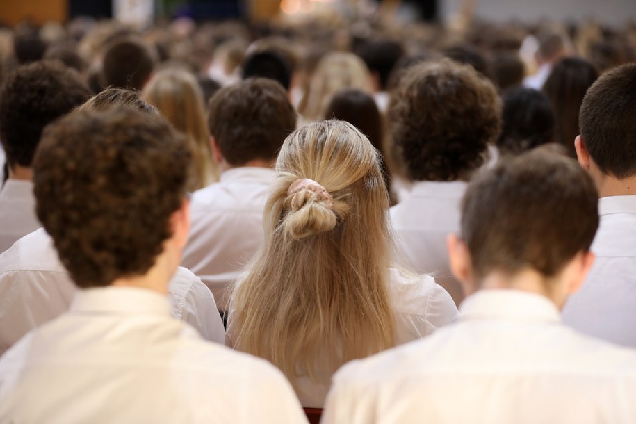 Tajemnicze zasłabnięcie na szkolnym apelu. Dwójka dzieci w szpitalu