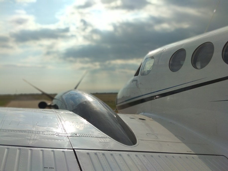 Samolot uderzył w auto na autostradzie. Na ratunek ruszyło małżeństwo pastorów