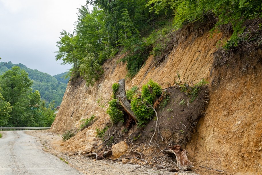 Gigantyczne osuwisko na Sycylii. Domy zawisły nad przepaścią