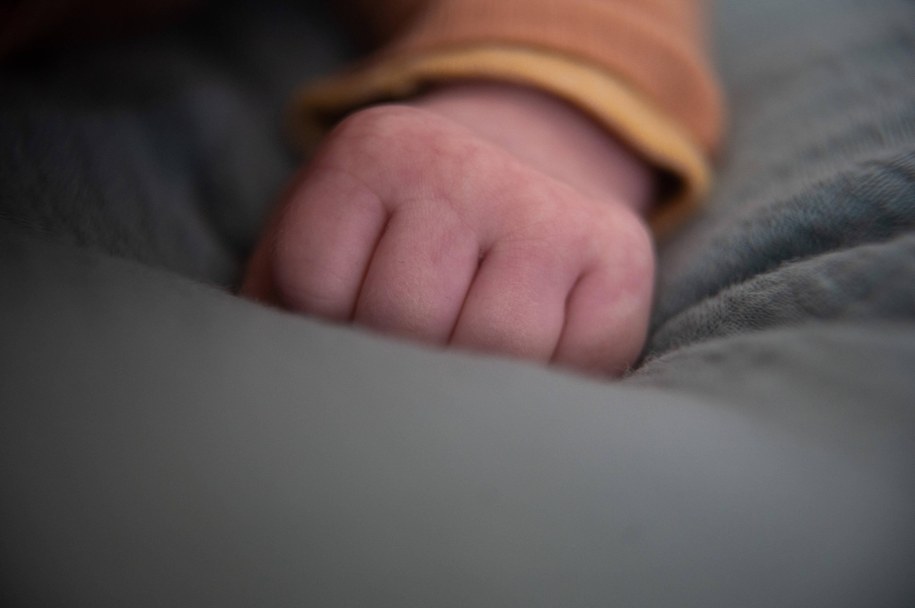 "Na ścianach był szron". Jest śledztwo ws. śmierci niemowlęcia w Radomiu