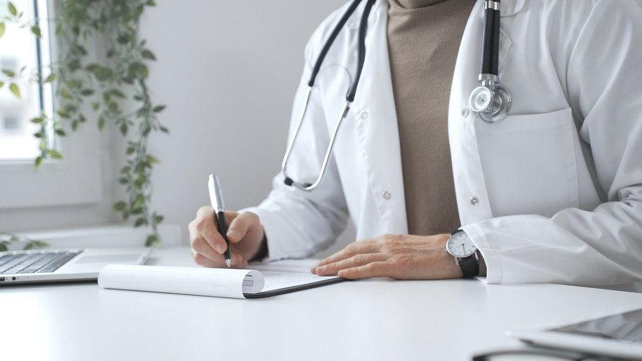 Fałszywy lekarz oszukał 150 osób. Jest akt oskarżenia