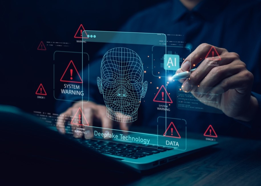 "Inwazyjne skanowanie biometryczne". Tak mają inwigilować służby imigracyjne