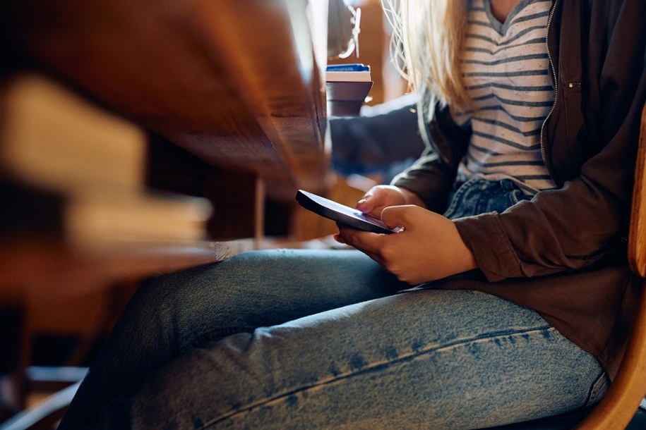 Jak często uczniowie sięgają po smartfony? Nowe badanie daje do myślenia