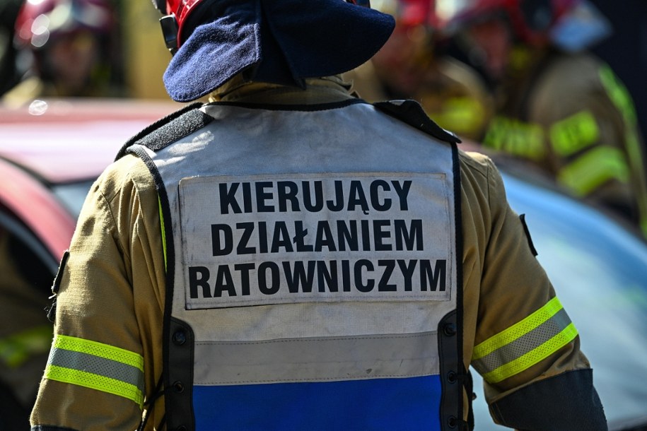 Auto zapaliło się po uderzeniu w drzewo. Nocny wypadek w Krakowie