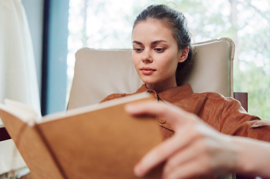 Remigiusz Mróz wciąż niepokonany. Jest nowy raport o lekturach Polaków