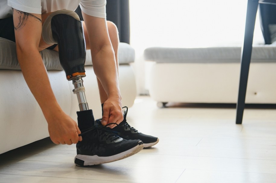"Lubię żartować z mojej sztucznej nogi". O nowym życiu po amputacji