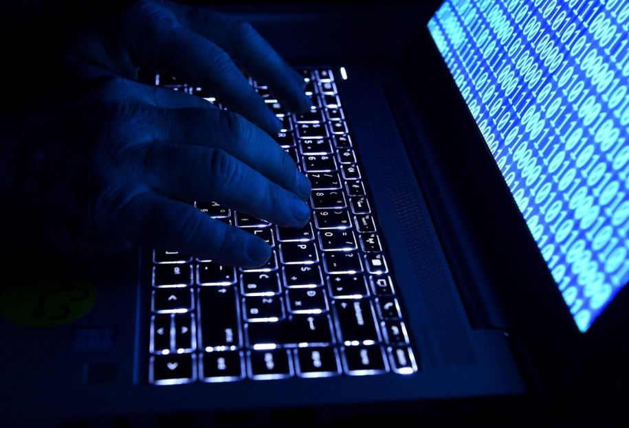 Hakerzy zatrzymani z pomocą FBI. Dokonywali ataków "SIM swap"