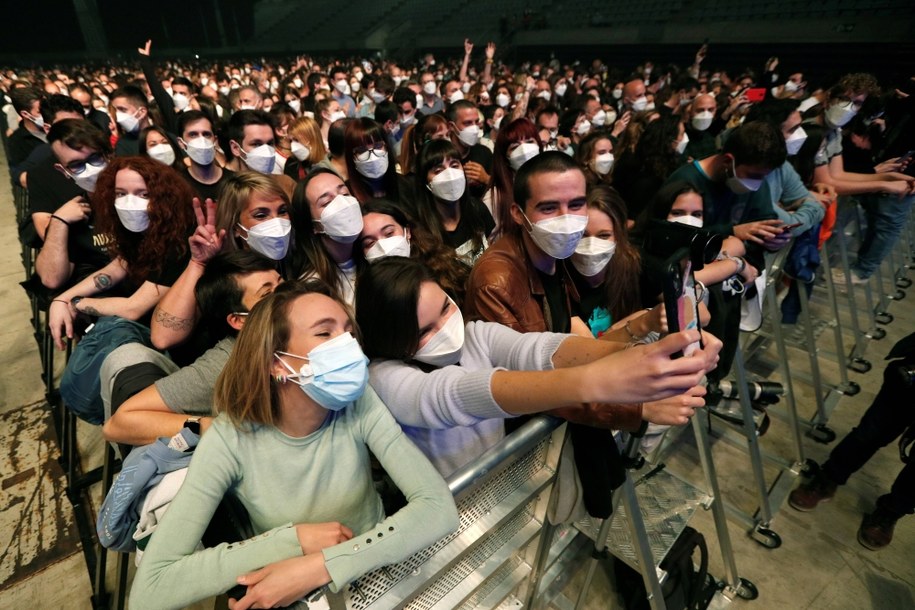 Zdj. poglądowe / Koncert w Hiszpanii. Każdy z uczestników miał wykonany test PCR / 	ALEJANDRO GARCIA    /PAP/EPA