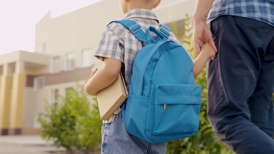 zdj. poglądowe/Modnie czy wygodnie zdrowo dla kręgosłupa? Z jakim plecakiem rozpocząć szkołę? /Shutterstock