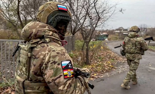 Zdj. poglądowe. Rosyjscy ochotnicy wojskowi patrolujący wieś Korenevo w obwodzie kurskim w Rosji /Russian Defence Ministry's press service/handout /PAP