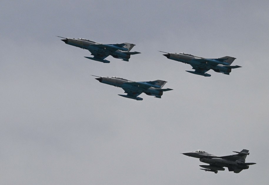 Zdj. poglądowe - rumuński myśliwiec F-16 i trzy myśliwce MIG-21 LanceR w bazie lotniczej 86 Borcea w Borcea w Rumunii /DANIEL MIHAILESCU/AFP/East News /East News