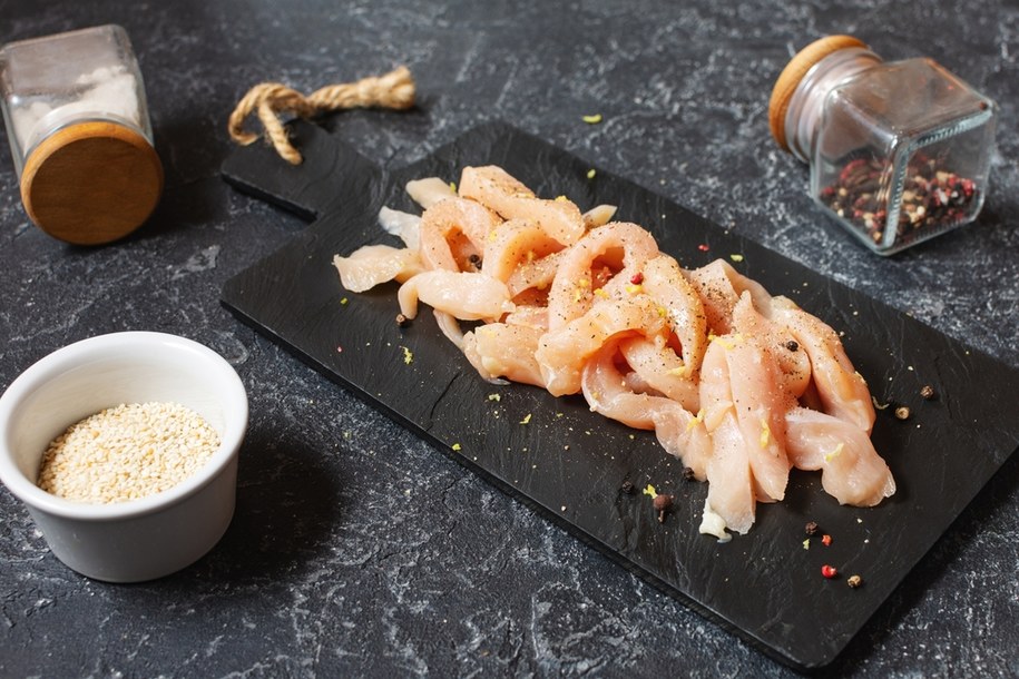 zdj. poglądowe/Salmonella w polędwiczkach z kurczaka. Ostrzeżenie GIS /Shutterstock