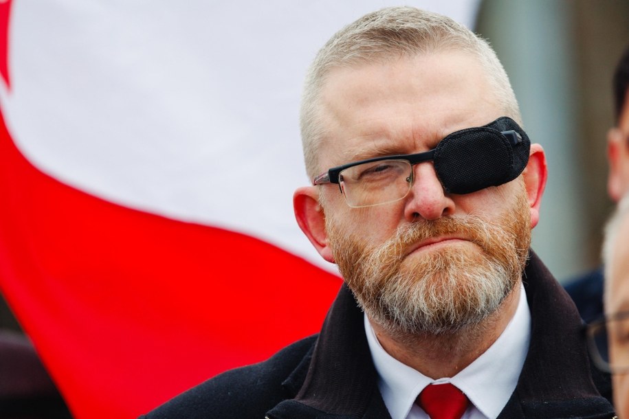 Zdj. z konferencji europosła Grzegorza Brauna "Polska historia, Niemiecka zbrodnia i Żydowskie kłamstwo" w Oświęcimiu (poza strefą ochronną Muzeum Auschwitz), 22 listopada 2025 /Art Service /PAP