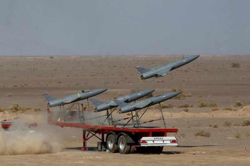 Zdjęcia dronów irańskiej armii, zrobione podczas ćwiczeń wojskowych 25 sierpnia na terenie Iranu /IRANIAN ARMY OFFICE HANDOUT /PAP/EPA