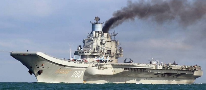 Zdjęcia dymiącego "Kuzniecowa" płynącego na Morze Śródziemne obiegły cały świat /PAP