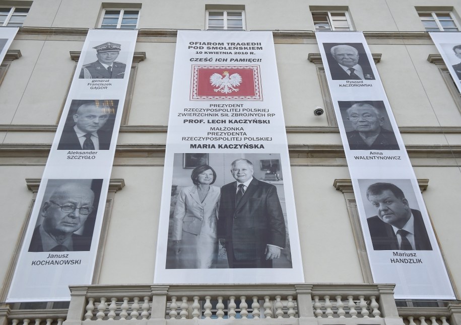 Zdjęcia ofiar katastrofy smoleńskiej na elewacji gmachu Dowództwa Garnizonu Warszawa przy placu Piłsudskiego /Radek Pietruszka /PAP