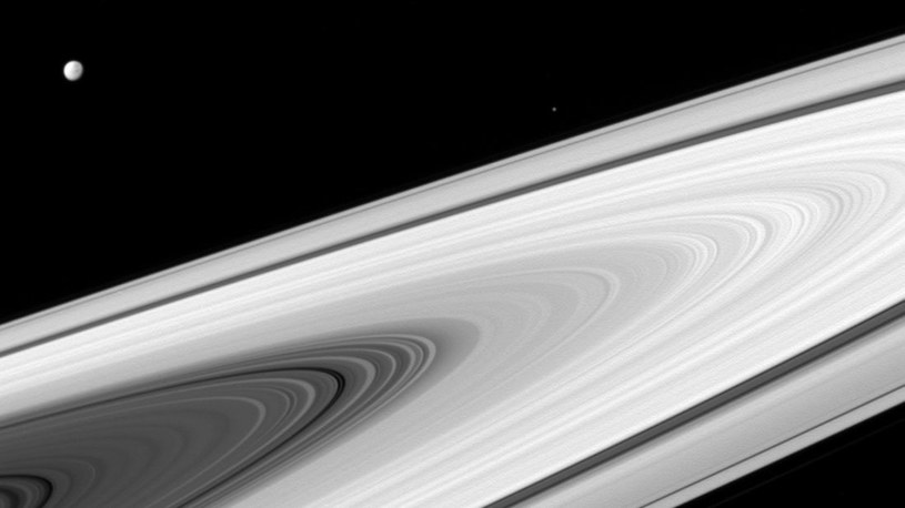 Zdjęcia pierścieni i księżyców Saturna mogą wskazywać, że na otaczającym je niebie nie ma gwiazd /NASA