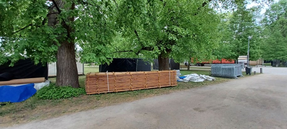 Zdjęcia pokazujące składowanie materiałów na muzealnych trawnikach /Gorąca Linia RMF FM