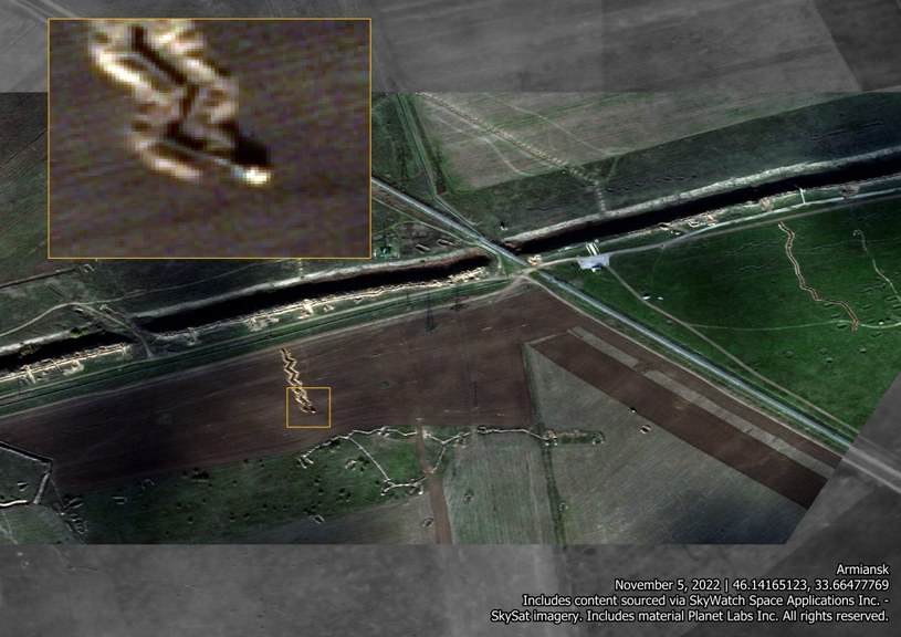 Zdjęcia satelitarne pokazują prace rosyjskiej armii na Krymie. Widać na nich moment kopania okopów przez koparkę /Benjamin Pittet /Twitter