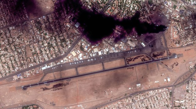 Zdjęcia satelitarne pokazujące dym unoszący się nad lotniskiem w Chartumie /MAXAR TECHNOLOGIES HANDOUT /PAP/EPA