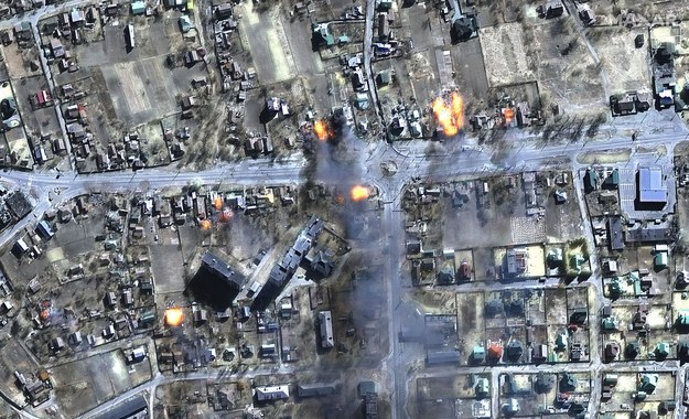 Zdjęcia satelitarne udostępnione przez Maxar Technologies  pokazują płonące domy w dzielnicy mieszkalnej Czernihowa /MAXAR TECHNOLOGIES HANDOUT /PAP/EPA