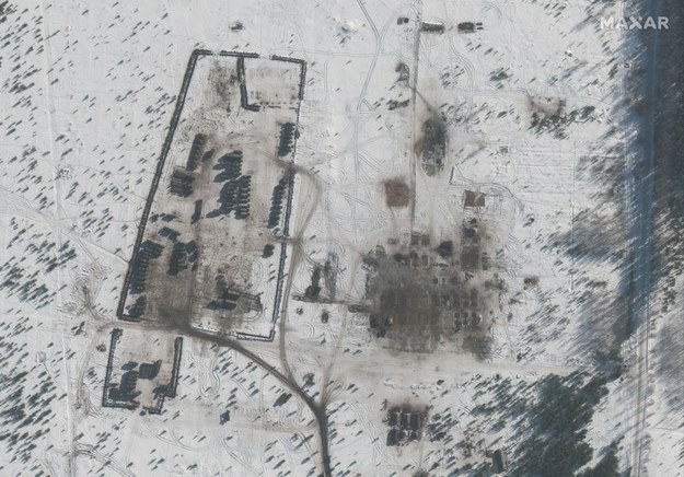 Zdjęcia satelitarne z 13 lutego pokazujące wojska rosyjskie opuszczające poligon w Pogonowie /MAXAR TECHNOLOGIES HANDOUT -- MANDATORY CREDIT: SATELLITE IMAGE 2022 MAXAR TECHNOLOGIES  /PAP/EPA