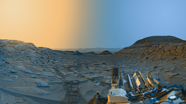 Zdjęcia uzyskane przez marsjański łazik Curiosity przedstawiające różnicę w warunkach oświetlenia o poranku i po południu /NASA /