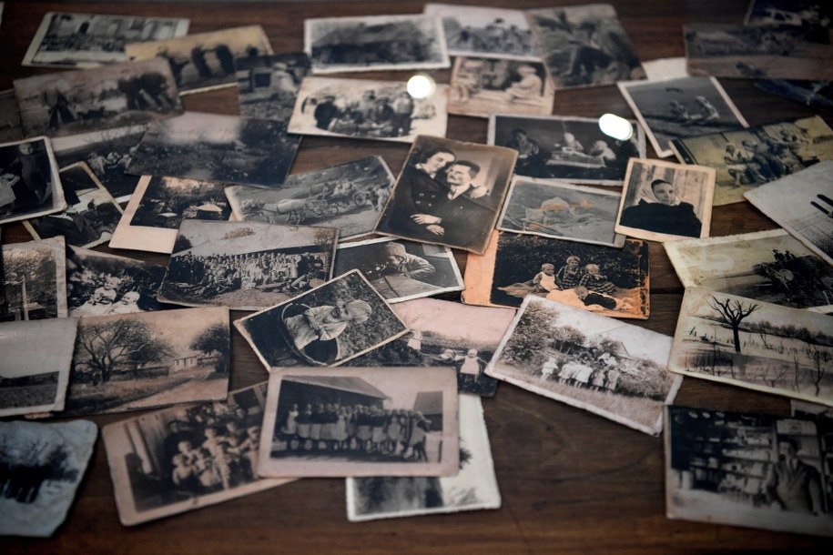 Zdjęcia w muzeum Polaków Ratujących Żydów podczas II wojny światowej im. Rodziny Ulmów w Markowej /Darek Delmanowicz /PAP