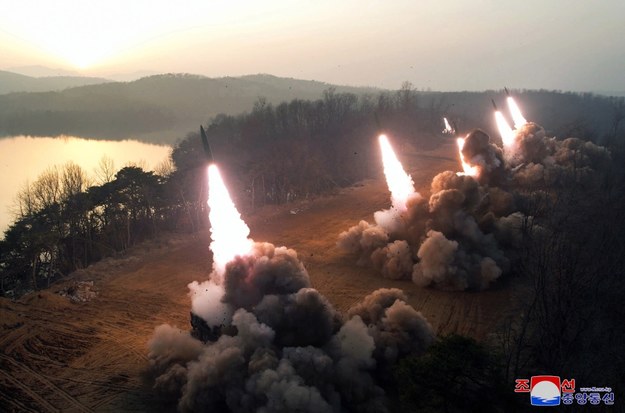 Zdjęcia z ćwiczeń opublikowane przez reżim północnokoreański /KCNA /PAP/EPA