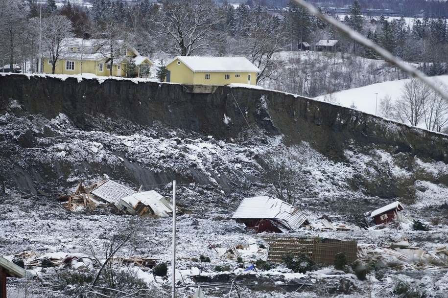 Zdjęcia z miejsca katastrofy wyglądają dramatycznie. Część miasteczka zapadła się pod ziemię /OLE BERG-RUSTEN  /PAP/EPA