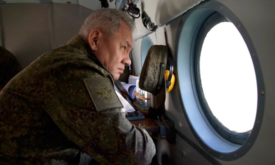 Zdjęcia z wizyty Szojgu w "rejonie frontu" opublikowane przez rosyjskie ministerstwo obrony /RUSSIAN DEFENCE MINISTRY PRESS SERVICE / HANDOUT HANDOUT /PAP/EPA