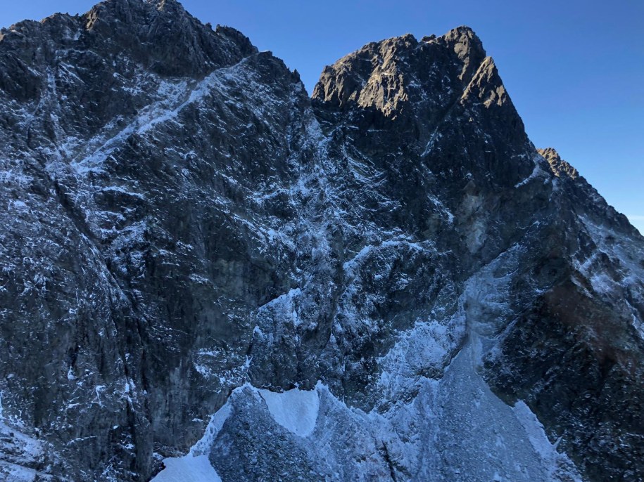 Zdjęcia zrobione ze śmigłowca TOPR miejsca, z którego oderwały się potężne skały na wschodniej ścianie Wielkiego Szczytu Mięguszowieckiego. Ratownicy szacują, że oderwało się ok. 100 metrów skalnej sciany. /Tomasz Gąsienica Mikołajczyk TOPR /