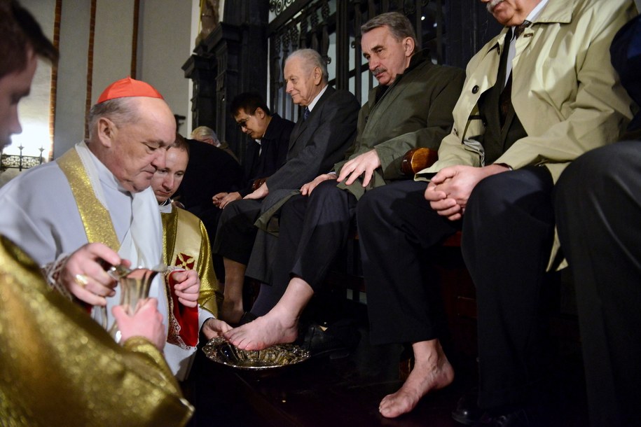 Zdjęcie archiwalne. Metropolita warszawski kard. Kazimierz Nycz podczas uroczystej mszy Wieczerzy Pańskiej odprawianej w Wielki Czwartek / 	Jakub Kamiński    /PAP