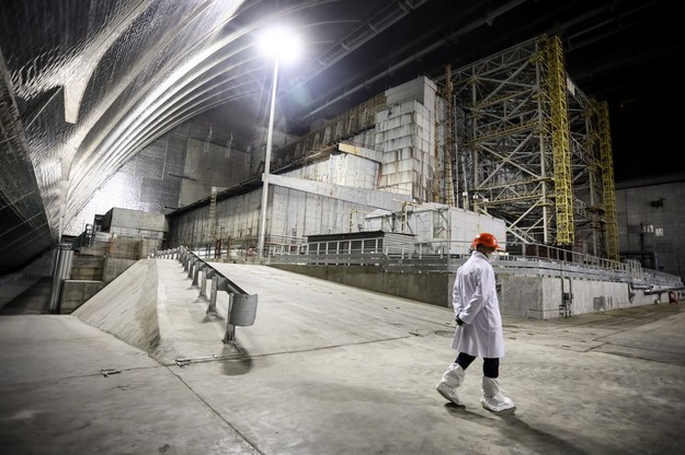 Zdjęcie archiwalne. Pracownik elektrowni jądrowej w Czarnobylu wchodzi do nowego bezpiecznego zamknięcia obejmującego /OLEG PETRASYUK /PAP/EPA