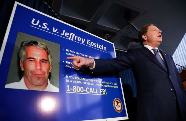 Zdjęcie archiwalne. Prokurator wskazuję na zdjęcie Epsteina podczas konferencji /JASON SZENES    /PAP/EPA