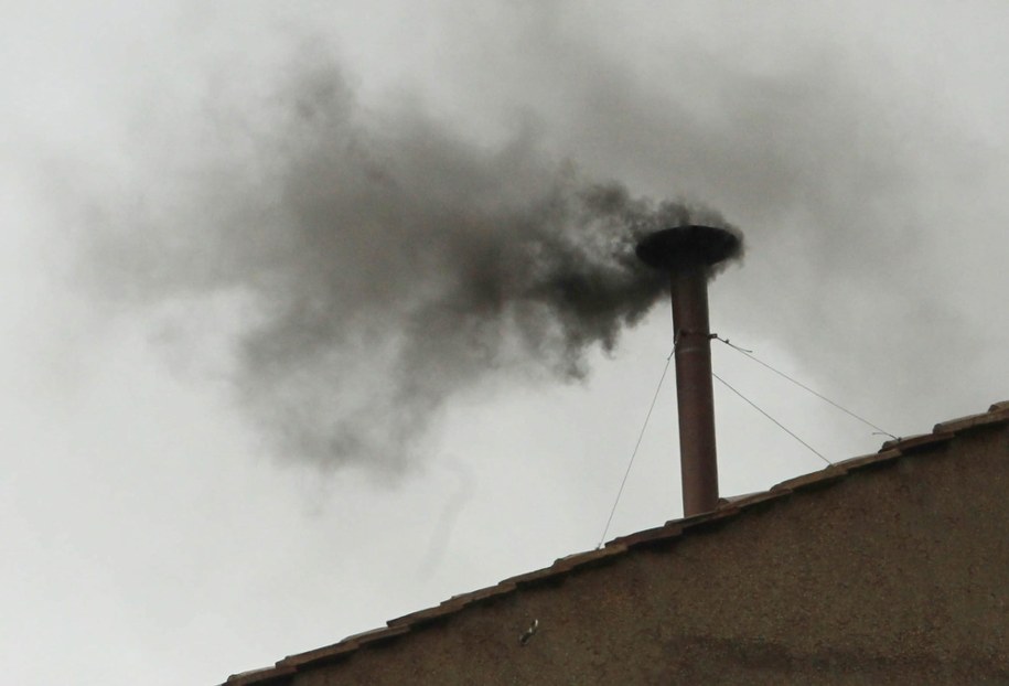 Zdjęcie archiwalne. Watykan, 2013. Czarny dym nad Kaplicą Sykstyńską /Radek Pietruszka /PAP