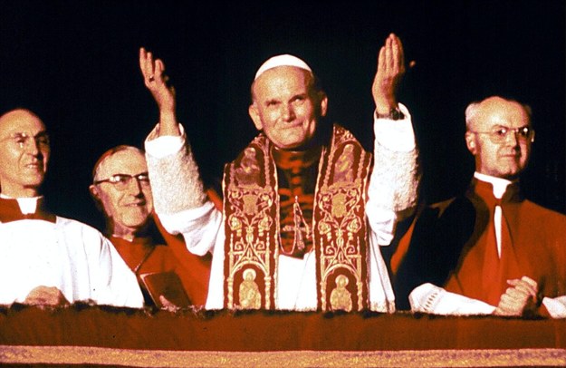 Zdjęcie archiwalne z 16 października 1978 r. - tuż po wyborze na papieża, Jan Paweł II po raz pierwszy pozdrawia wiernych zgromadzonych na Placu Świętego Piotra w Watykanie /	CAPODANNO /PAP/EPA