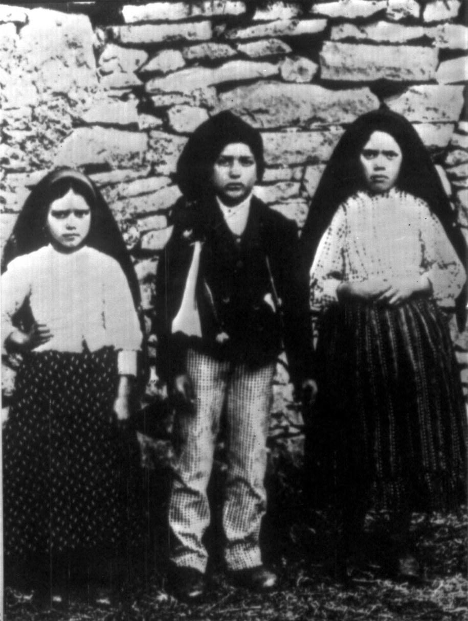 Zdjęcie archiwalne z 1917 r. trójki portugalskich pastuszków z Fatimy, którym sześciokrotnie ukazała się Matka Boska. Od lewej: Lucia Dos Santos oraz jej kuzyni Francisco Marto i Jacinta. /ANSA /PAP/EPA