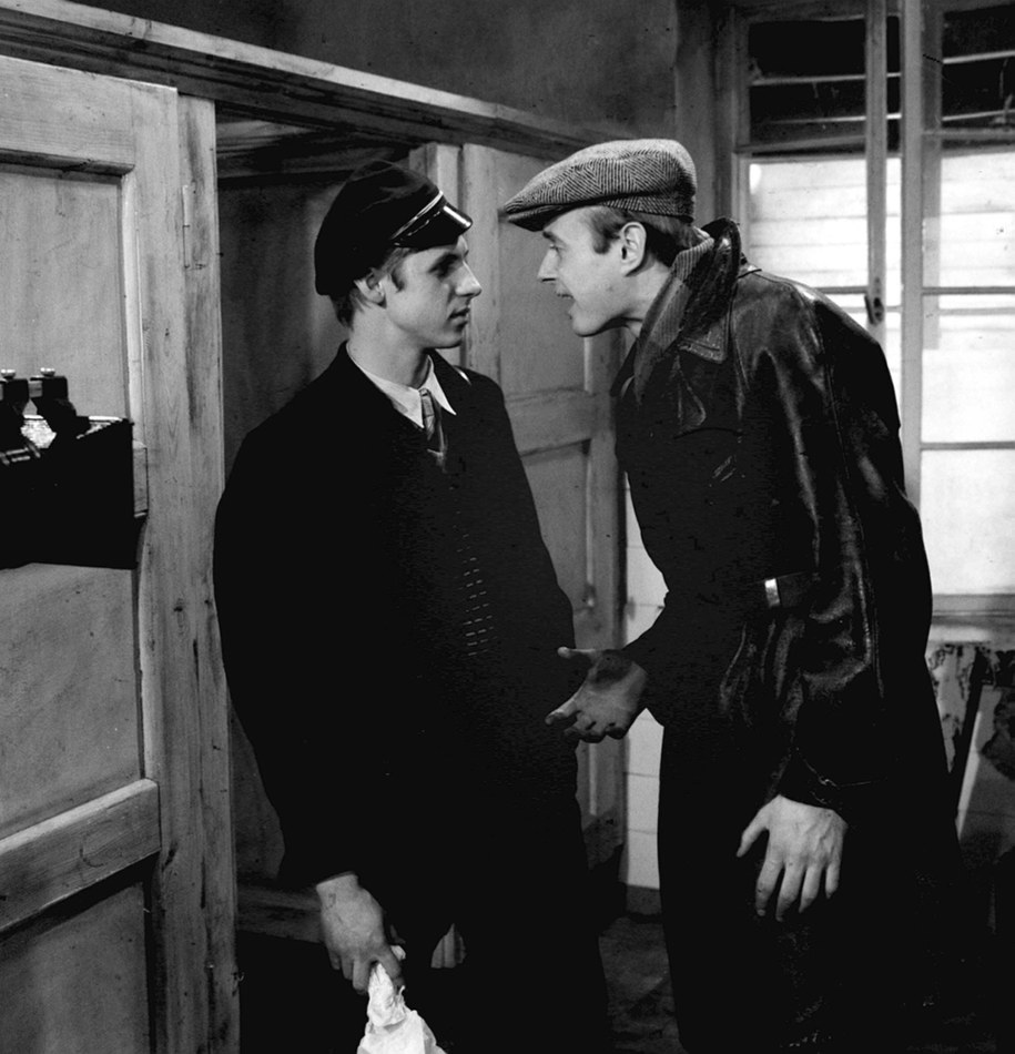 Zdjęcie archiwalne z 1980 roku. Realizacja serialu telewizyjnego "Dom" w reżyserii Jana Łomnickiego. Nz. aktorzy Tomasz Borkowy (L) i Andrzej Żółkiewski (P) /CAF/Witold Rozmysłowicz /PAP