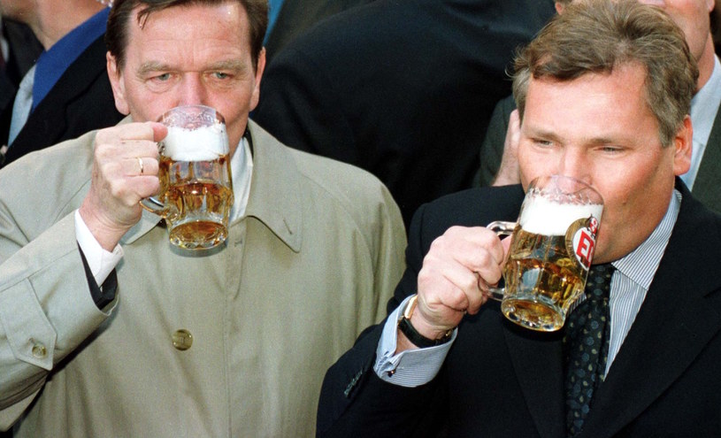 Zdjęcie archiwalne z 1999 r.: ówczesni kanclerz Niemiec Gerhard Schroeder i prezydent Polski Aleksander Kwaśniewski piją piwo podczas spotkania w Gdańsku /LW//ME /Agencja FORUM