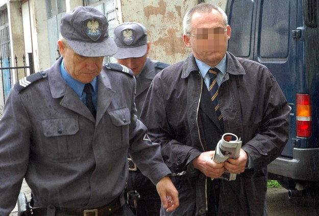Zdjęcie archiwalne z 2004 roku. Aleksander G. doprowadzany do Sądu Rejonowego w Słubicach, gdzie trwał proces ws. wyłudzania przez niego podatku VAT /Jerzy Undro /PAP